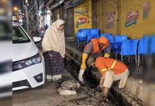 خیبرپختونخوا میں خاتون افسر رات کے وقت فیلڈ میں، ملازمین کو کھری کھری سنا دیں